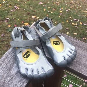 Vibrant Fivefongers women’s grey running toe shoes